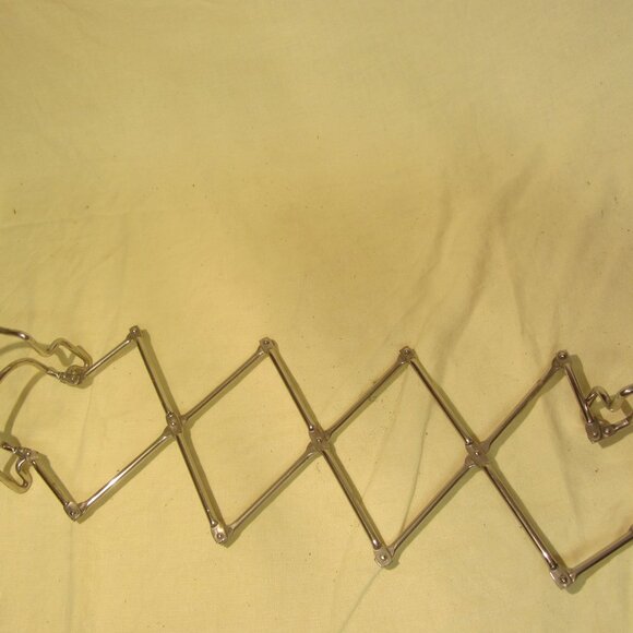 VTG EXPANDABLE TRIVET TRAY HOLDER, W/HANDLES, SILVER COLOR - Picture 5 of 5